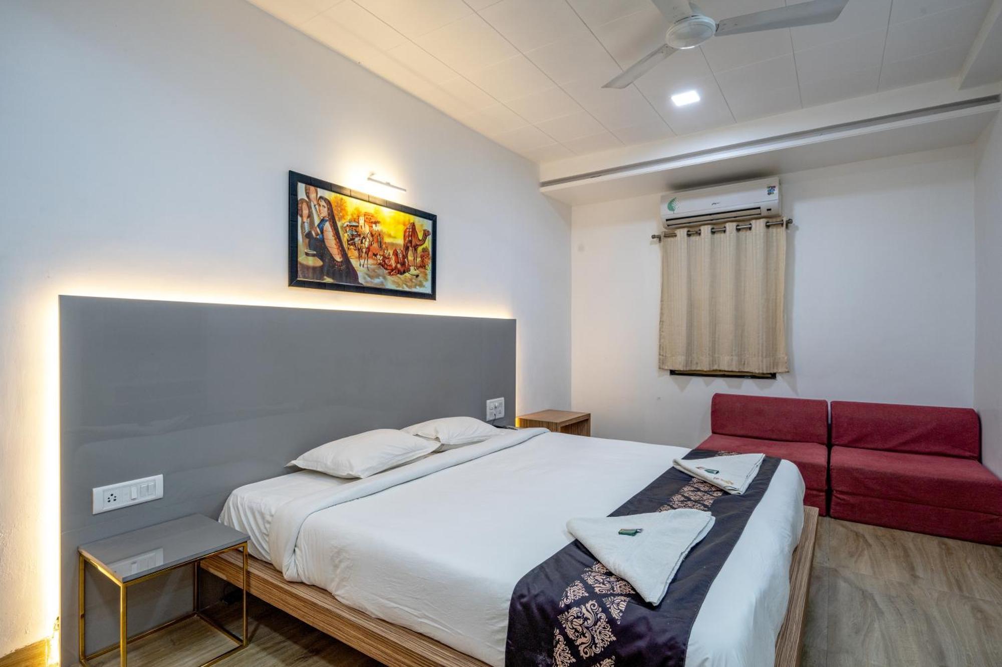 Tuljapur Hotel Darshan Executive מראה חיצוני תמונה